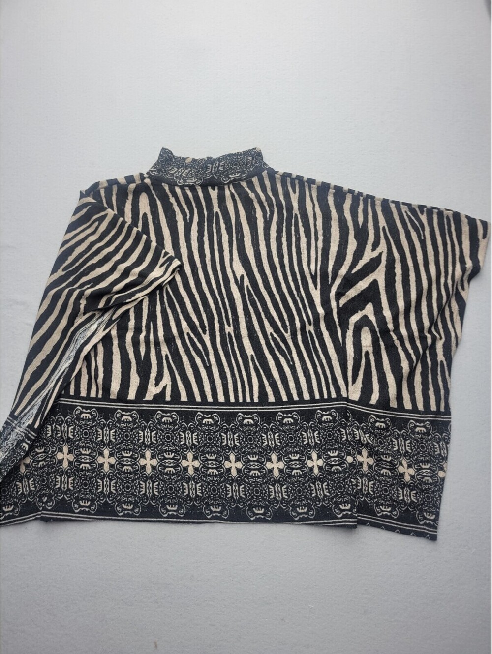 Kaktus Women's Poncho Small Black/Tan Short Sleeve Knit Lace Zebra